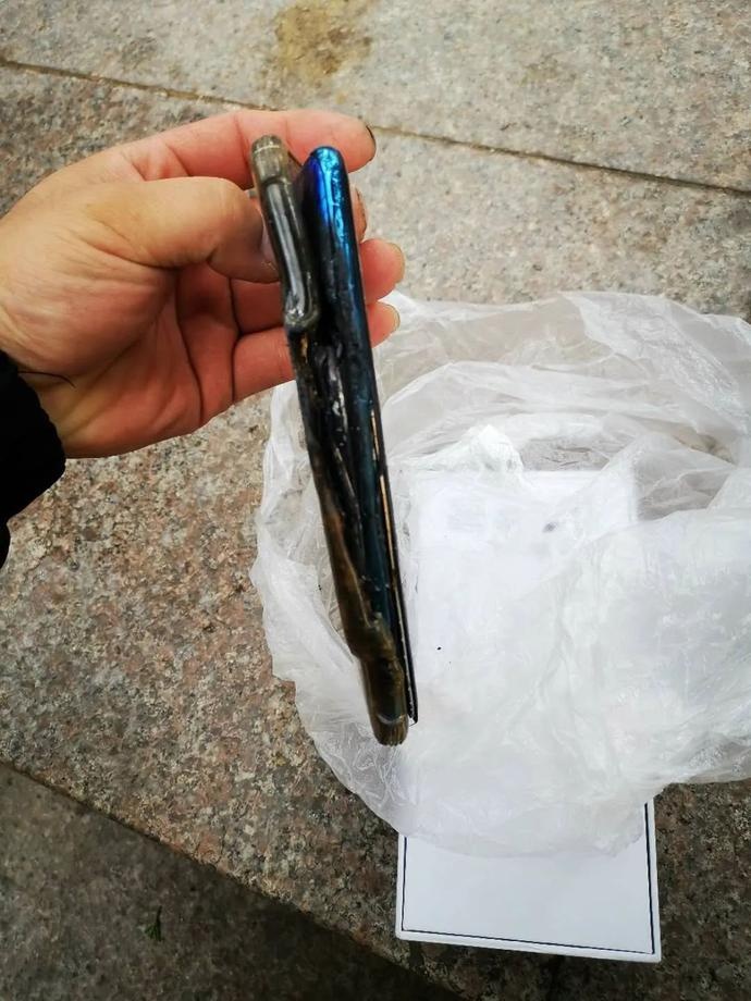 女子称半夜手机爆炸被烟呛醒,最新热门解析实施_精英版121,127.13