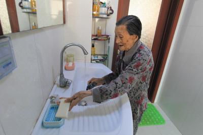 新奥今晚买什么和孙子比儿子大3岁与孙子比儿子大3岁好吗